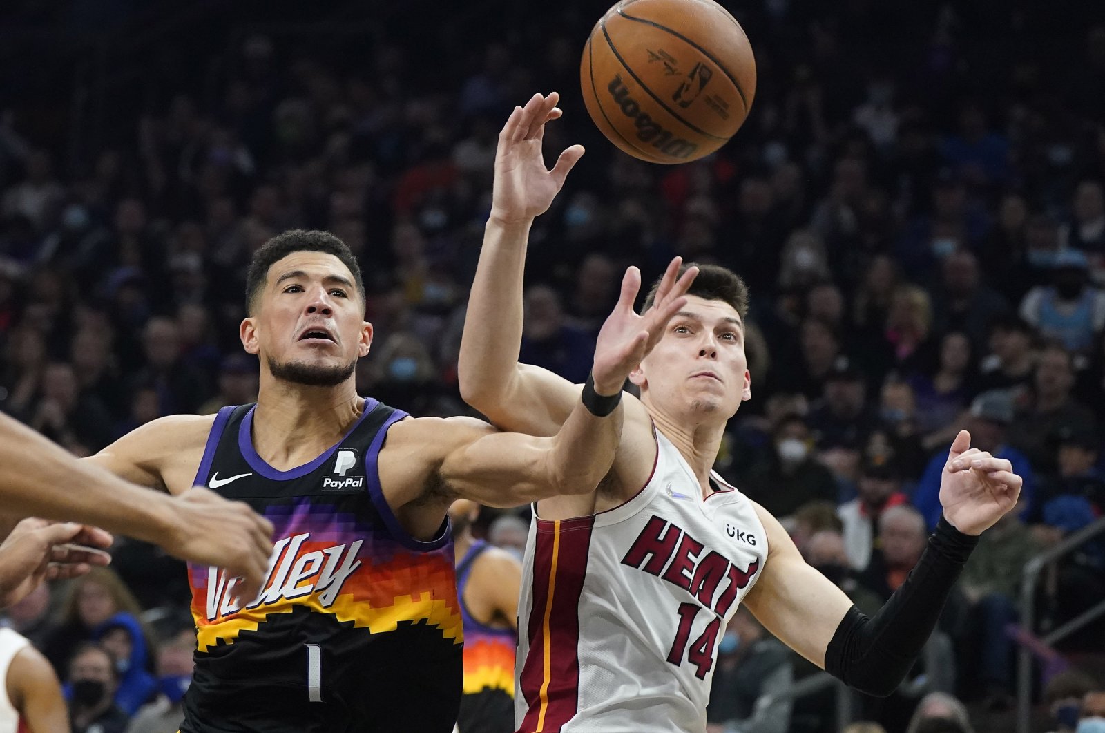 Phoenix Suns&#039; Devin Booker (L) vies for the ball with Miami Heat&#039;s Tyler Herro (R) during an NBA game, Phoenix, U.S., Jan. 8, 2022. (AP Photo)