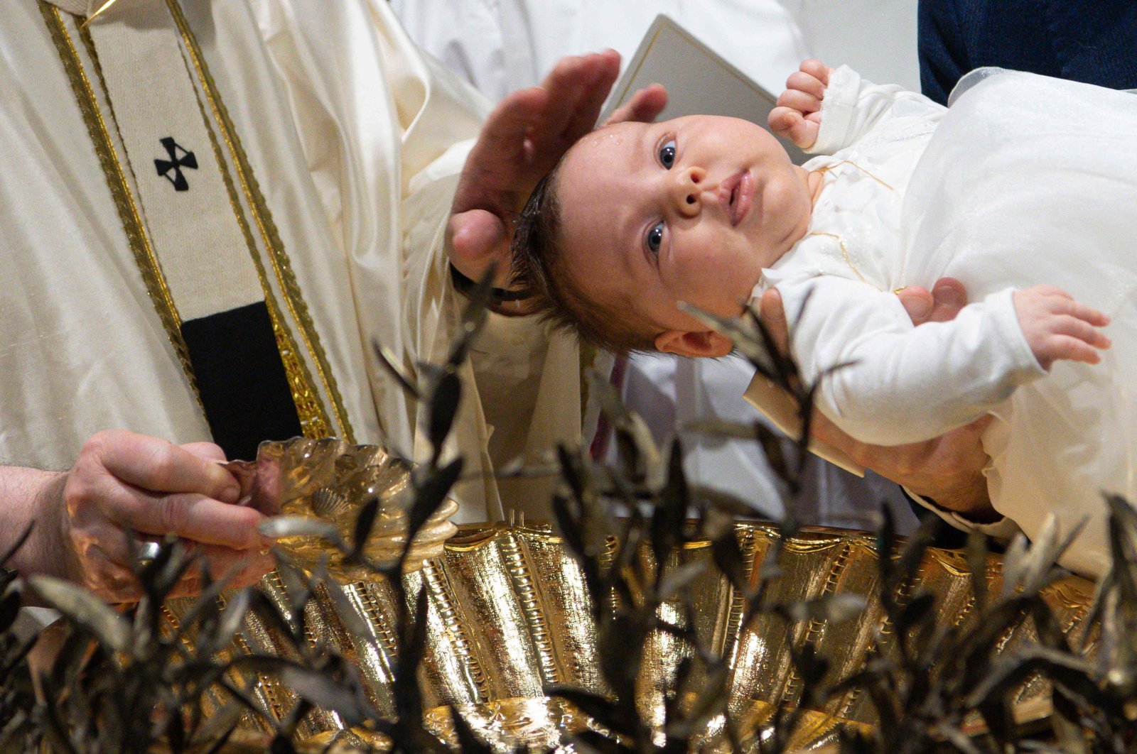 Paus Fransiskus melanjutkan pembaptisan di Kapel Sistina Vatikan