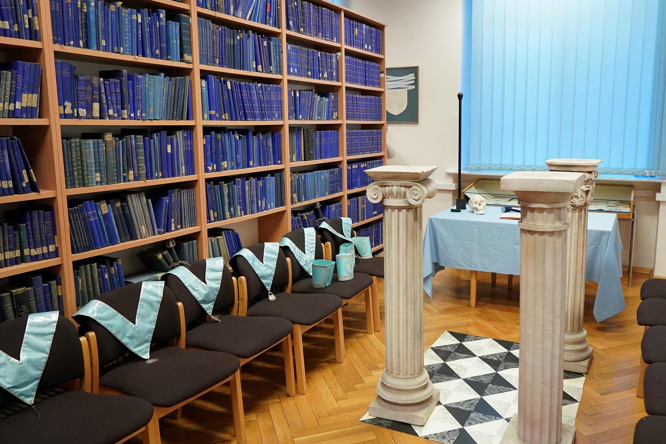 Kerah Masonik terlihat di sebelah rak buku di Perpustakaan Universitas Poznan di Poznan, Polandia, 22 Desember 2021. (AFP Photo)
