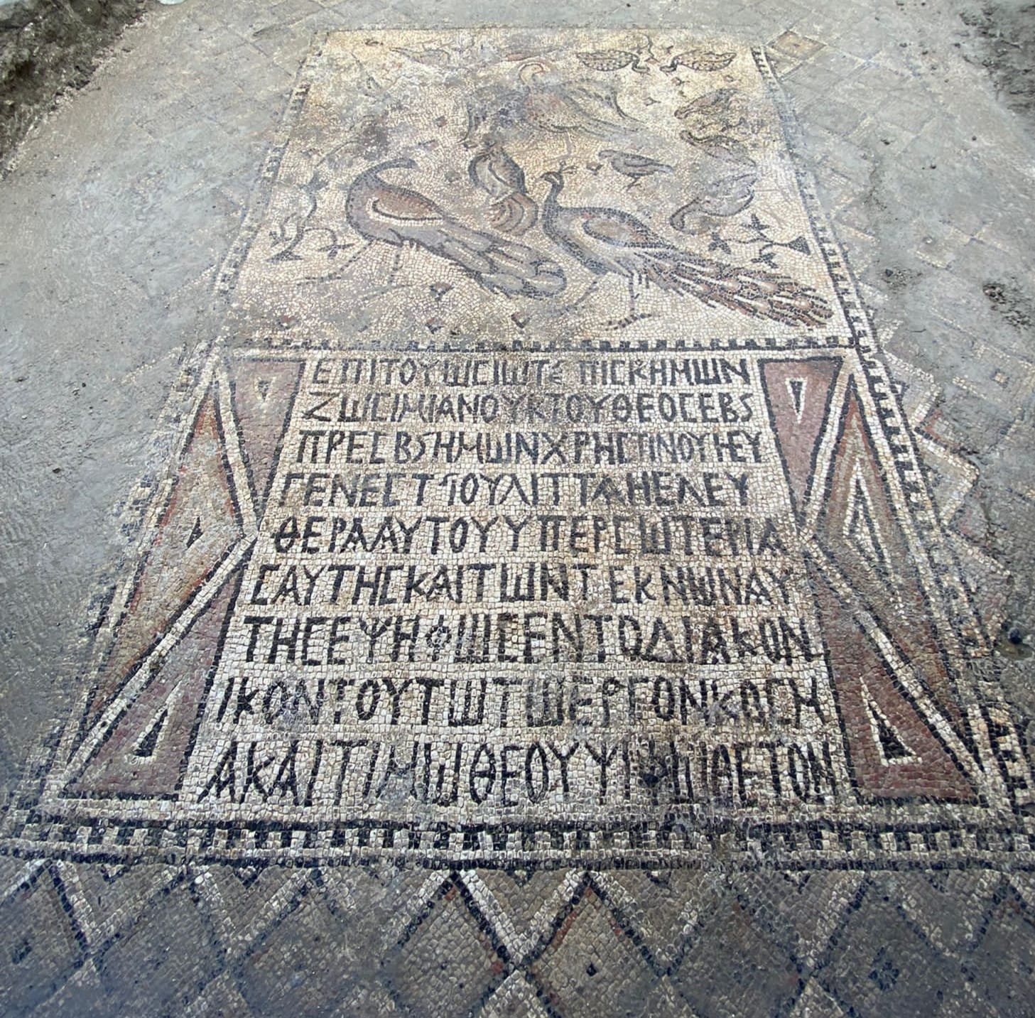 Mozaik yazıtın yakından görünümü, Kutsal Havariler Kilisesi, Hade, Güney Türkiye, 10 Ocak 2022. (AA) 