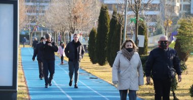 People with and without protective masks against COVID-19 walk in a park in Eskişehir, central Turkey, Jan. 9, 2022. (IHA Photo)