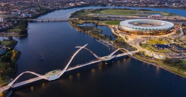 Attraction for adrenaline junkies: The new zipline in Perth starts on the Matagarup Bridge. (Jarrad Seng/Tourism Western Australia via dpa)