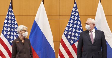 U.S. Deputy Secretary of State Wendy Sherman (L) and Russian Deputy Foreign Minister Sergei Ryabkov attend security talks at the United States Mission in Geneva, Switzerland, Jan. 10, 2022.  (EPA-EFE)