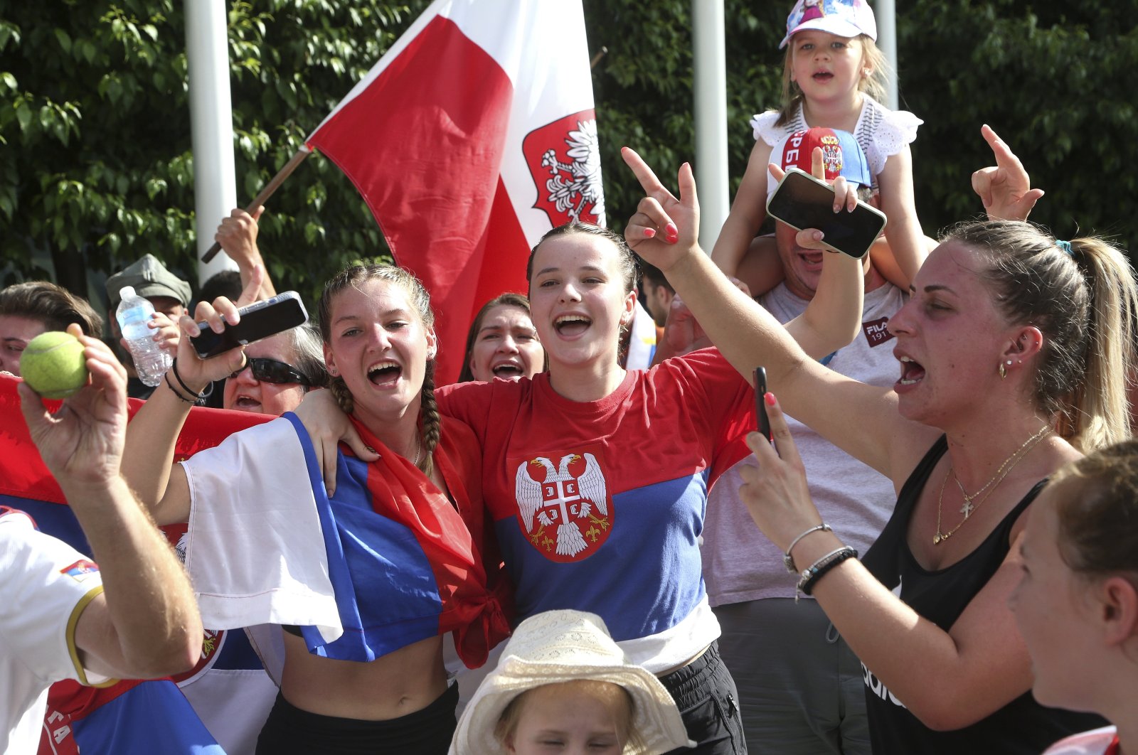Fans of Serbia&#039;s Novak Djokovic react to news of his overturned ruling outside Federal Court ahead of the Australian Open, Melbourne, Australia, Jan. 10, 2022. (AP Photo)