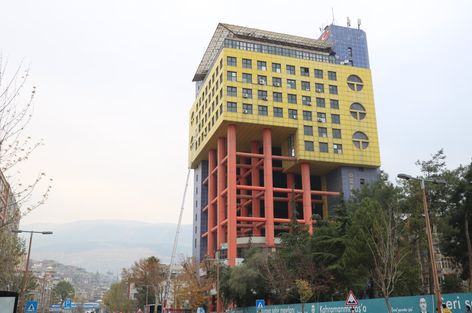 Pembongkaran dimulai di gedung paling konyol di dunia di Kahramanmaraş