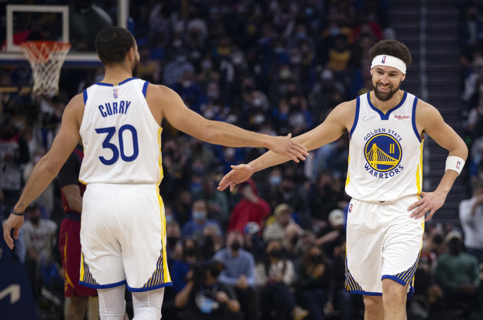 Golden State Warriors guard Klay Thompson (R) gets a congratulatory handshake from teammate Stephen Curry (L) after making a basket in an NBA game against the Cleveland Cavaliers, San Francisco, California, U.S., Jan. 9, 2022. (Reuters Photo)
