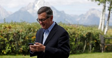 U.S. Federal Reserve Vice Chair Richard Clarida reacts as he holds his phone during the three-day "Challenges for Monetary Policy" conference in Jackson Hole, Wyoming, U.S., Aug. 23, 2019. (Reuters Photo)