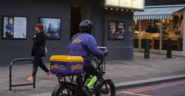 A Getir courier on a street in London, U.K., Dec. 31, 2021. (AA Photo)