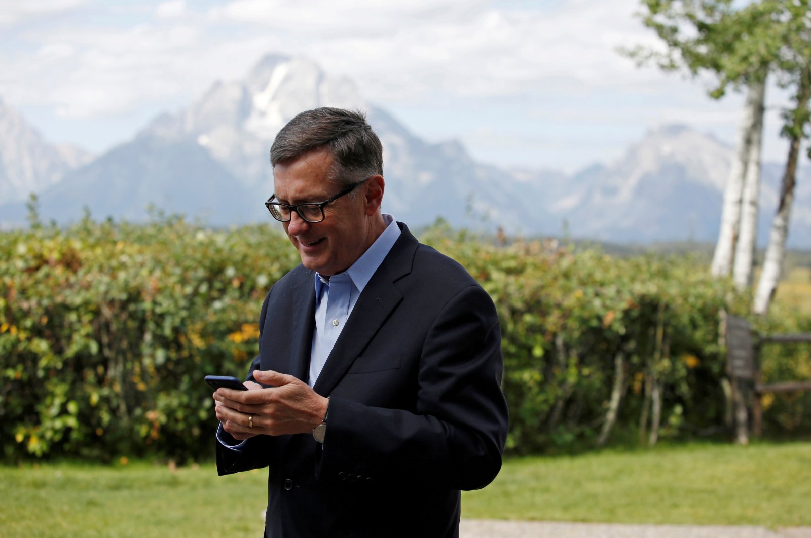 U.S. Federal Reserve Vice Chair Richard Clarida reacts as he holds his phone during the three-day "Challenges for Monetary Policy" conference in Jackson Hole, Wyoming, U.S., Aug. 23, 2019. (Reuters Photo)