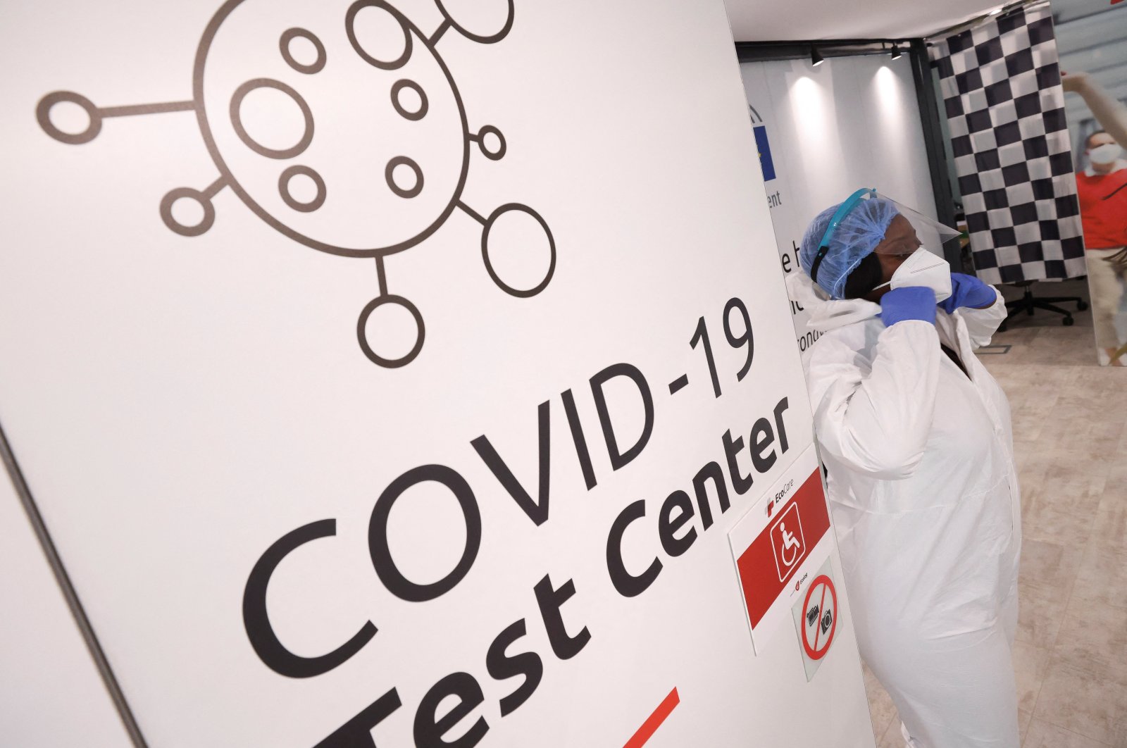 A health care worker waits for people to be tested for the coronavirus, Brussels, Belgium, Jan. 11, 2022. (Reuters Photo)