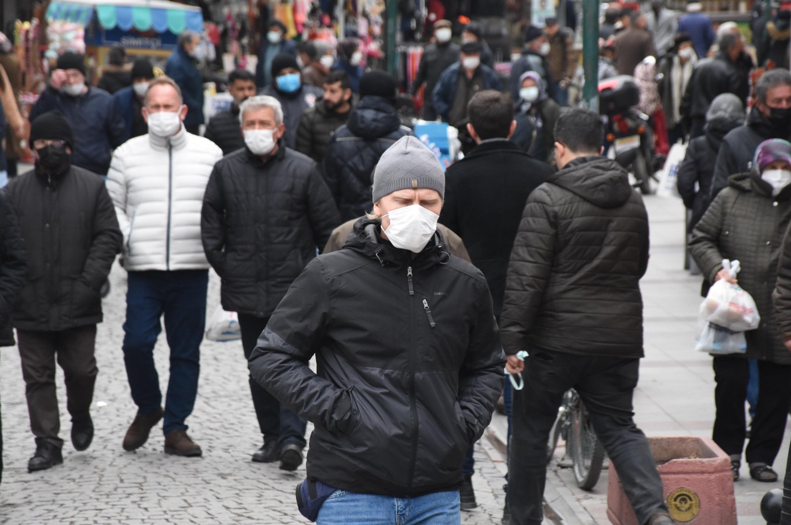 People wearing protective masks against COVID-19 walk on a street in Eskişehir, central Turkey, Jan. 10, 2022. (DHA Photo)