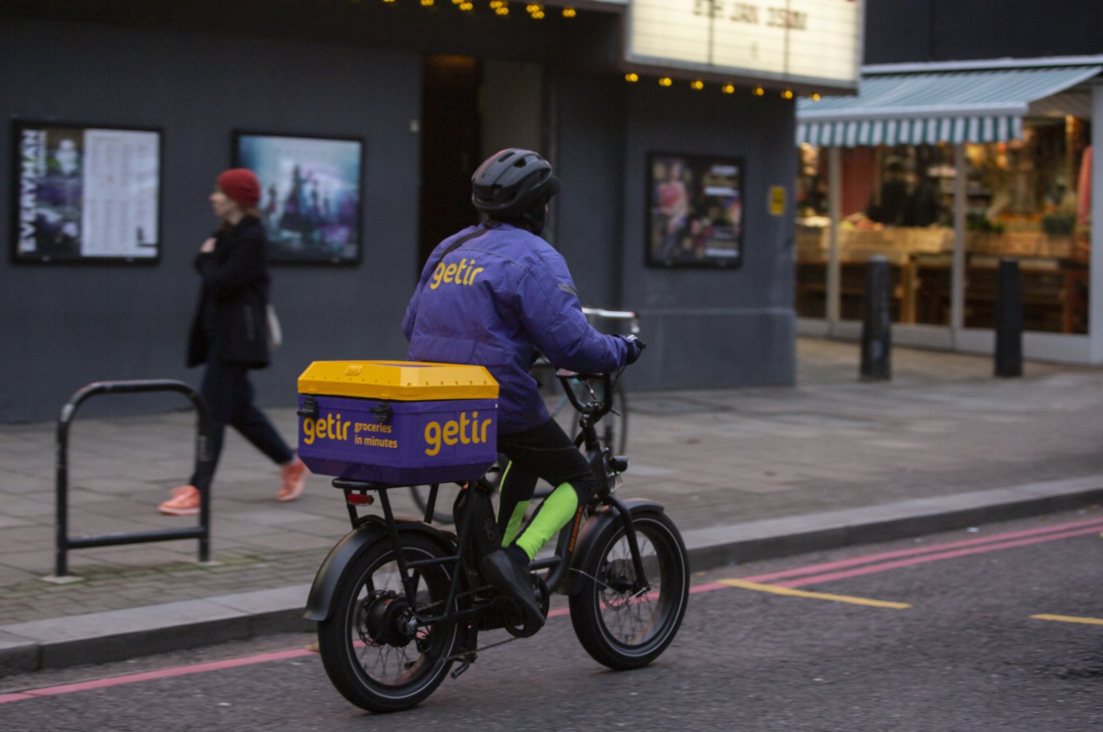 A Getir courier on a street in London, U.K., Dec. 31, 2021. (AA Photo)