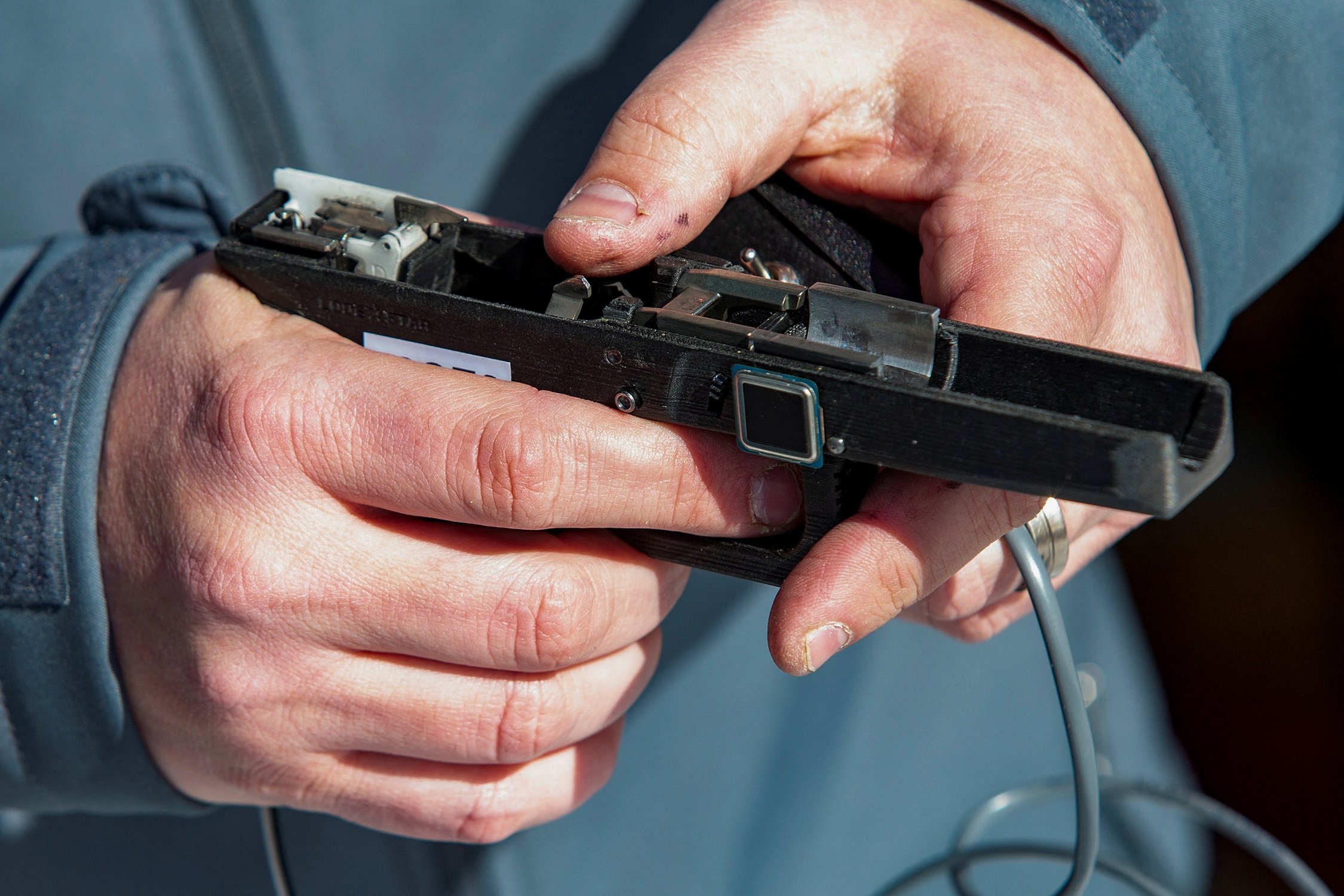 Rob Regent dari SGW Designworks merinci cara kerja senjata pintar 9mm, yang hanya berfungsi untuk pengguna yang ditunjuk, selama presentasi untuk pemegang saham dan calon investor di Boise, Idaho, AS, 7 Januari 2022. (Foto Reuters)