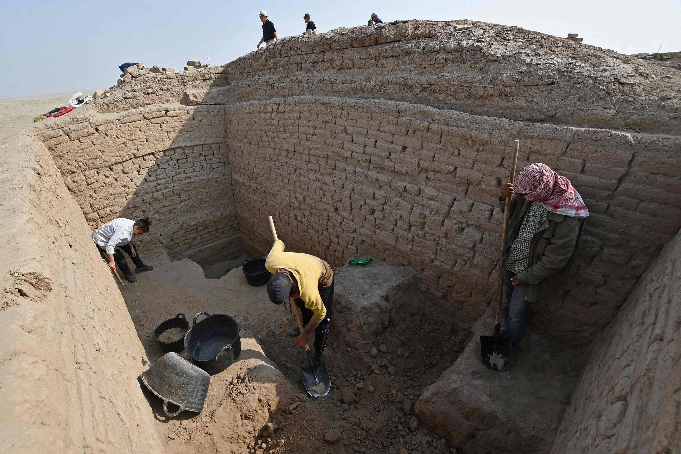 Members of a French-Iraqi archaeological expedition excavate at the site of the Sumerian city-state of Larsa, in the Qatiaah area of southern province of Dhi Qar near the city of Nasiriyah, Iraq, Nov. 22, 2021. (AFP Photo)