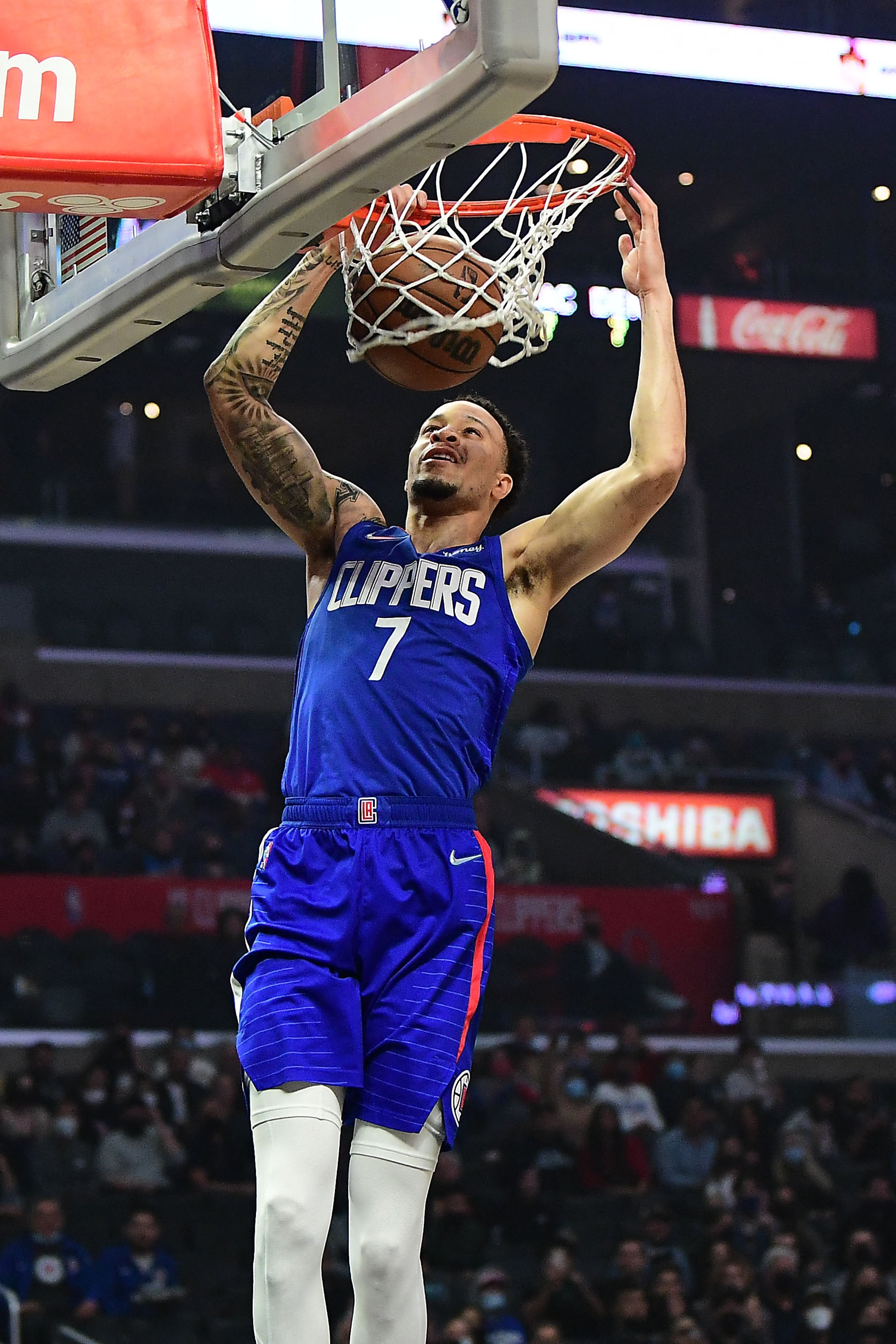 Guard Los Angeles Clippers Amir Coffey mencetak gol dalam pertandingan NBA melawan Denver Nuggets, Los Angeles, California, AS, 11 Januari 2022. (Foto Reuters) 