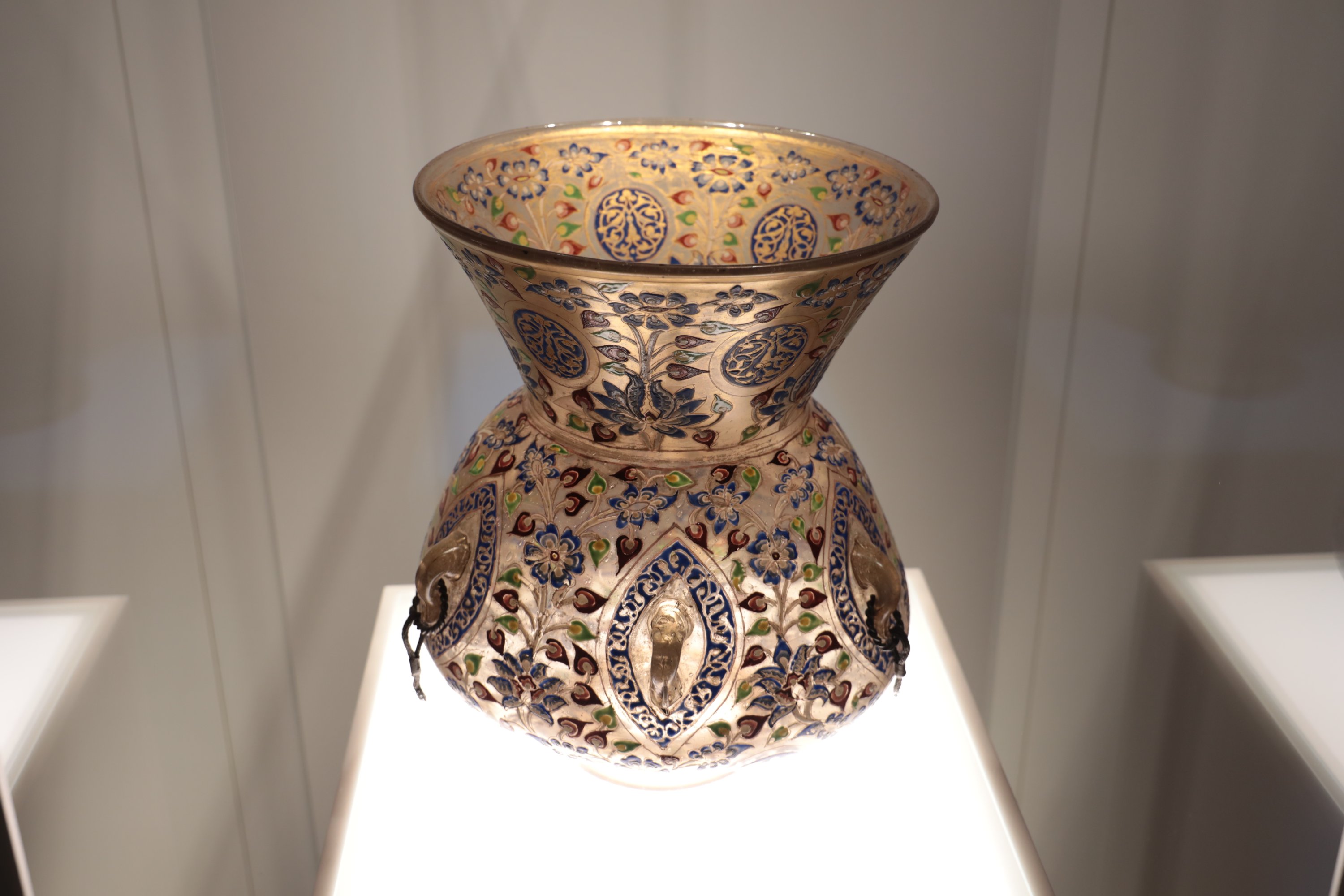 Sebuah karya kaca dipajang di Museum Kaca dan Kristal Beykoz, Istanbul.  (Sumber Istana Nasional)