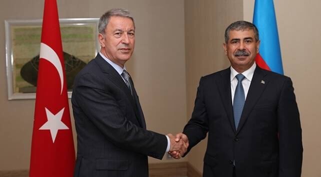 Defense Minister Hulusi Akar (L) and his Azerbaijani counterpart Zakir Hasanov. (DHA Photo)