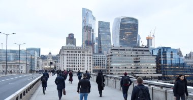 Workers cross London Bridge, with the City of London financial district seen behind, during the morning rush-hour, in London, U.K., Jan. 4, 2022. (Reuters Photo)
