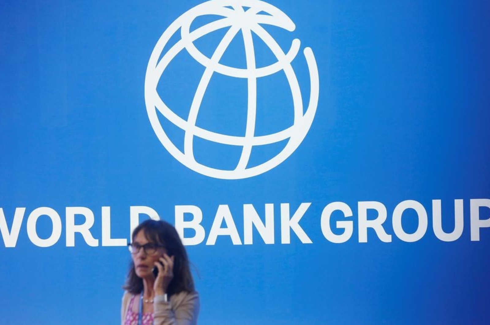 Bank Dunia melihat risiko bagi negara-negara miskin, memangkas prospek pertumbuhan global
