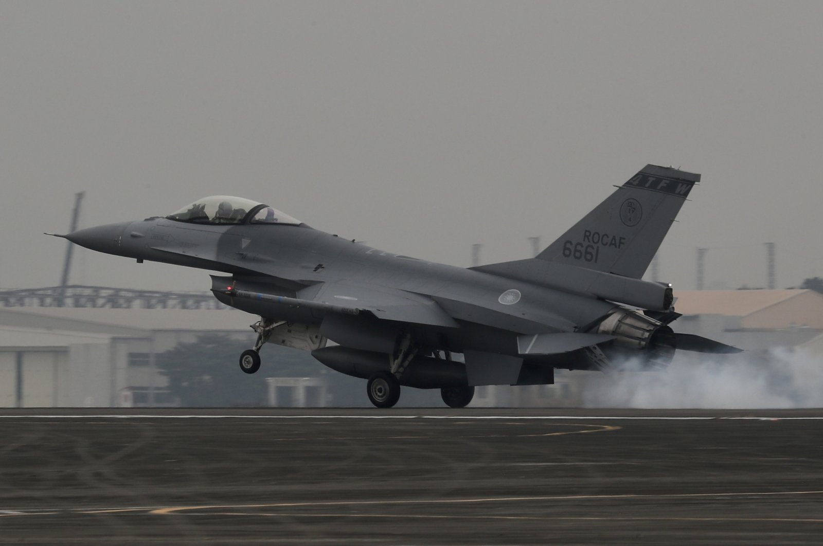 Taiwan melarang seluruh armada F-16 setelah jet yang ditingkatkan jatuh ke laut