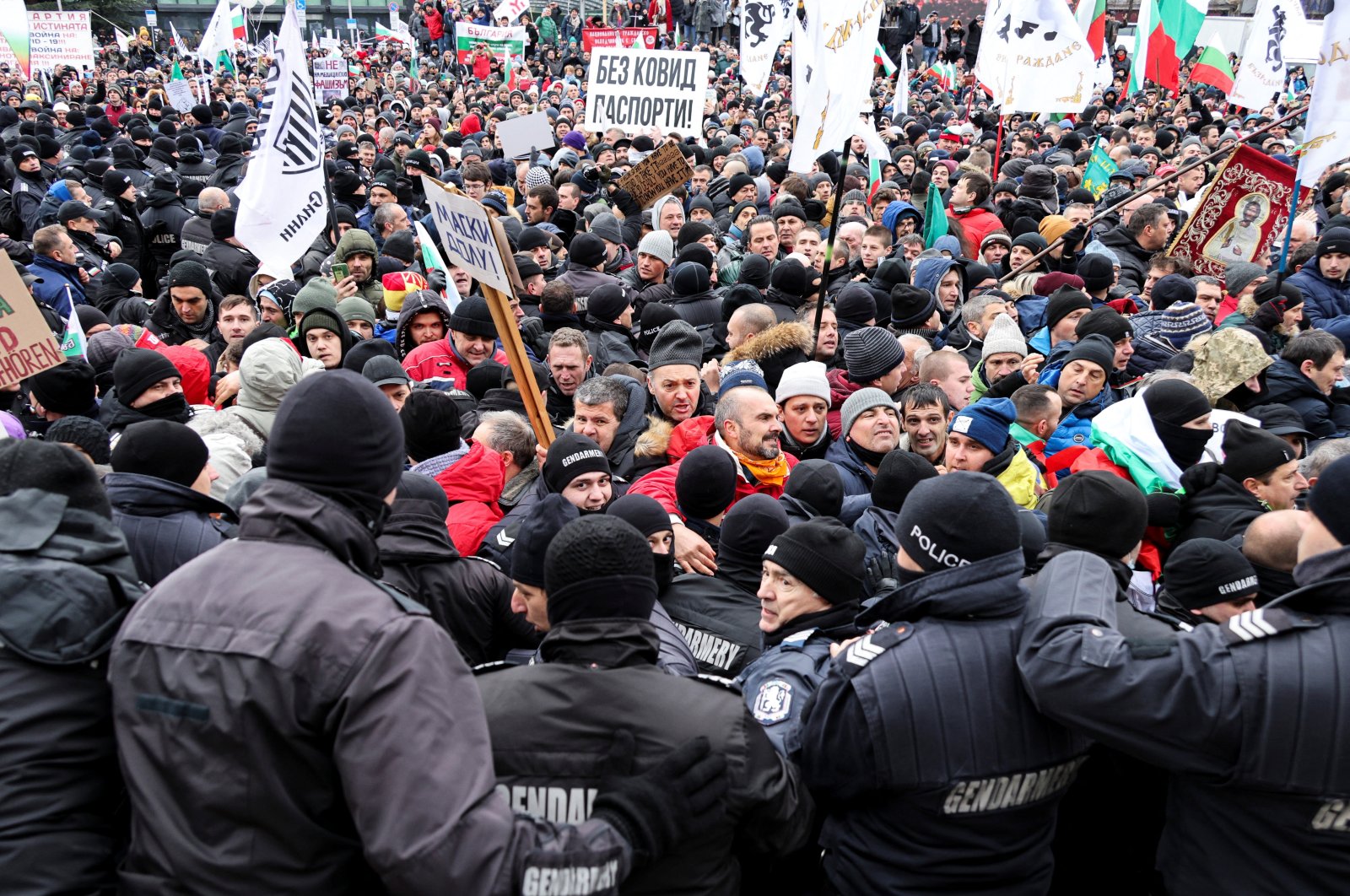 Warga Bulgaria bentrok dengan polisi di tengah protes tindakan anti-COVID-19