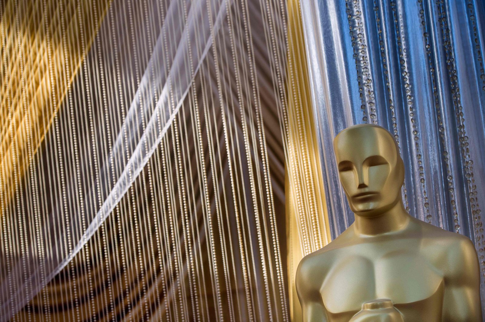 An Oscars statue is displayed on the red carpet area on the eve of the 92nd Oscars ceremony at the Dolby Theater in Hollywood, California, the U.S., Feb. 8, 2020. (AFP Photo)