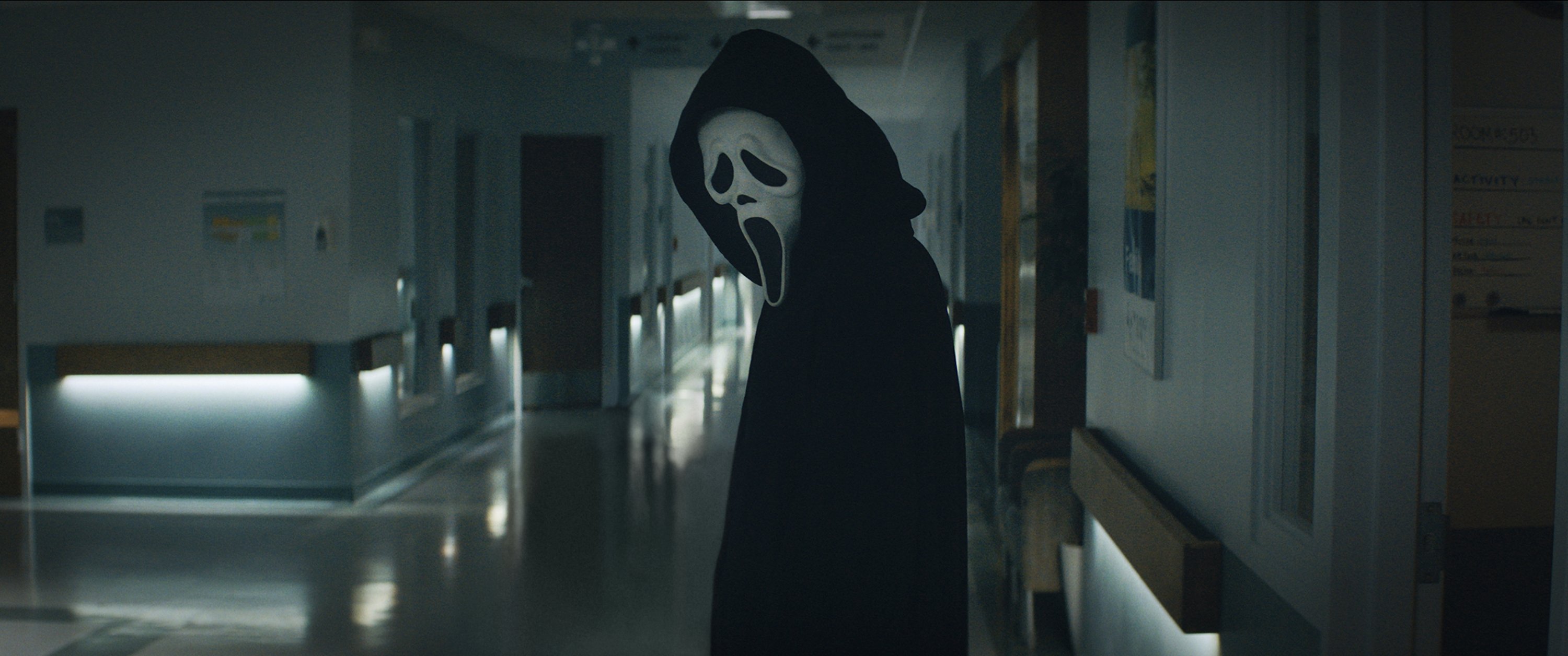 Gambar yang dirilis oleh Paramount Pictures ini menunjukkan Ghostface dalam sebuah adegan dari 