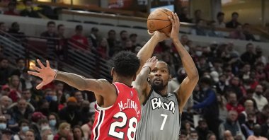 Brooklyn Nets' Kevin Durant (R) shoots over Chicago Bulls' Alfonzo McKinnie during an NBA game, Chicago, U.S., Jan. 12, 2022. (AP Photo)