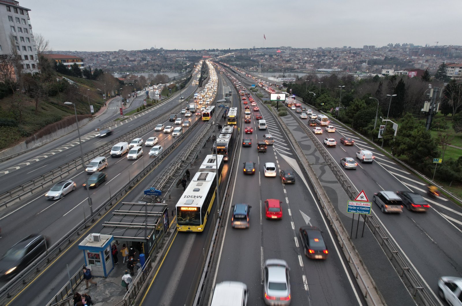 Cars drive on a highway near Haliç Bridge in Istanbul, Turkey, Dec. 31, 2021. (IHA Photo)
