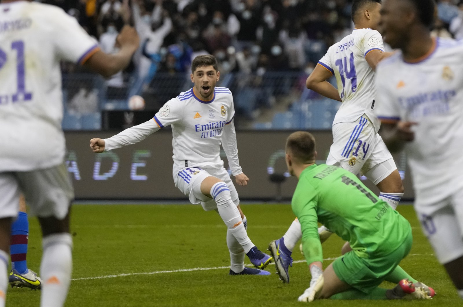 Real Madrid&#039;s Federico Valverde (C) celebrates scoring a goal during the Spanish Super Cup semifinal against Barcelona, Riyadh, Saudi Arabia, Jan. 13, 2022. (AP Photo)