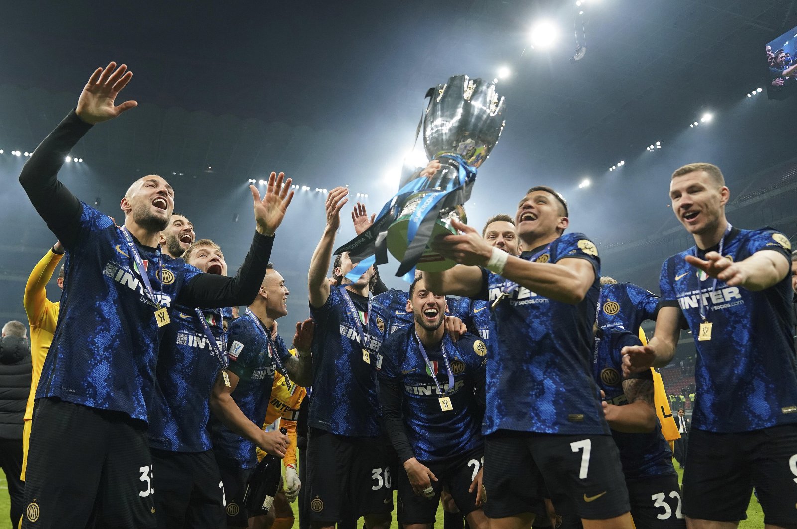 Inter Milan&#039; Alexis Sanchez lifts the Italian Super Cup trophy after a win over Juventus, Milan, Italy, Jan. 12, 2022. (AP Photo)