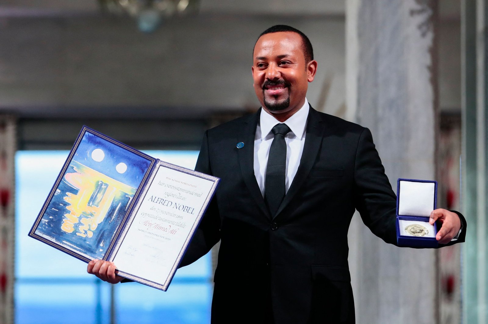 Ethiopia&#039;s Prime Minister and Nobel Peace Prize Laureate Abiy Ahmed Ali poses after he was awarded the Nobel Peace Prize during a ceremony at the city hall in Oslo, Norway, Dec. 10, 2019. (AFP Photo)