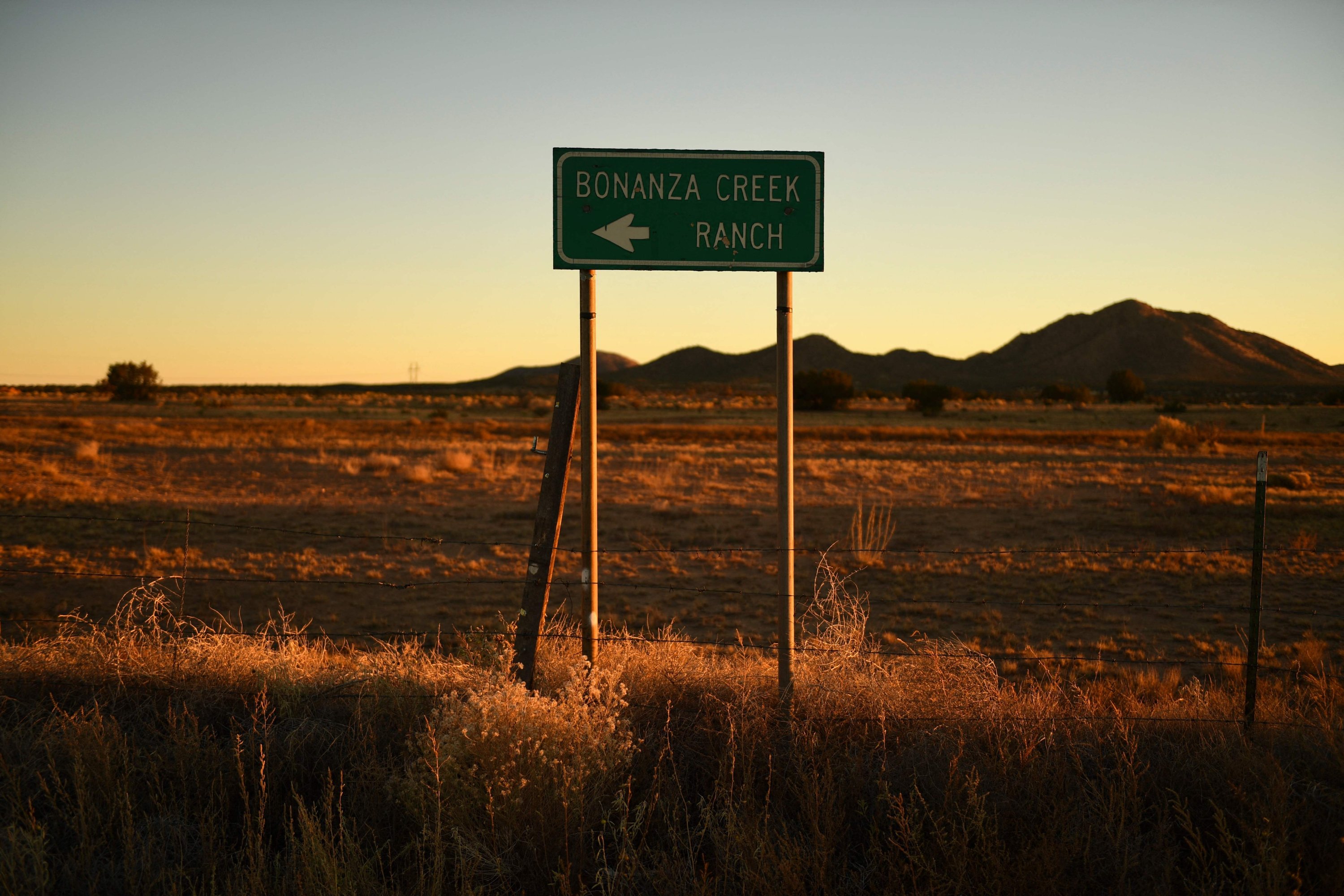 Papan nama yang menunjukkan lokasi set film Bonanza Creek Ranch, di dekat tempat seorang anggota kru ditembak mati selama produksi film barat 