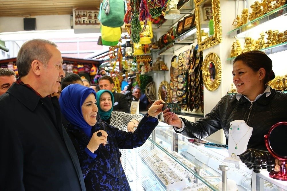 President Recep Tayyip Erdoğan and first lady Emine Erdoğan shop for traditional Colombian products in the local gift shops of Bogota during the president&#039;s first official visit to the South American continent, Oct. 2, 2015. (Turkish Presidency)