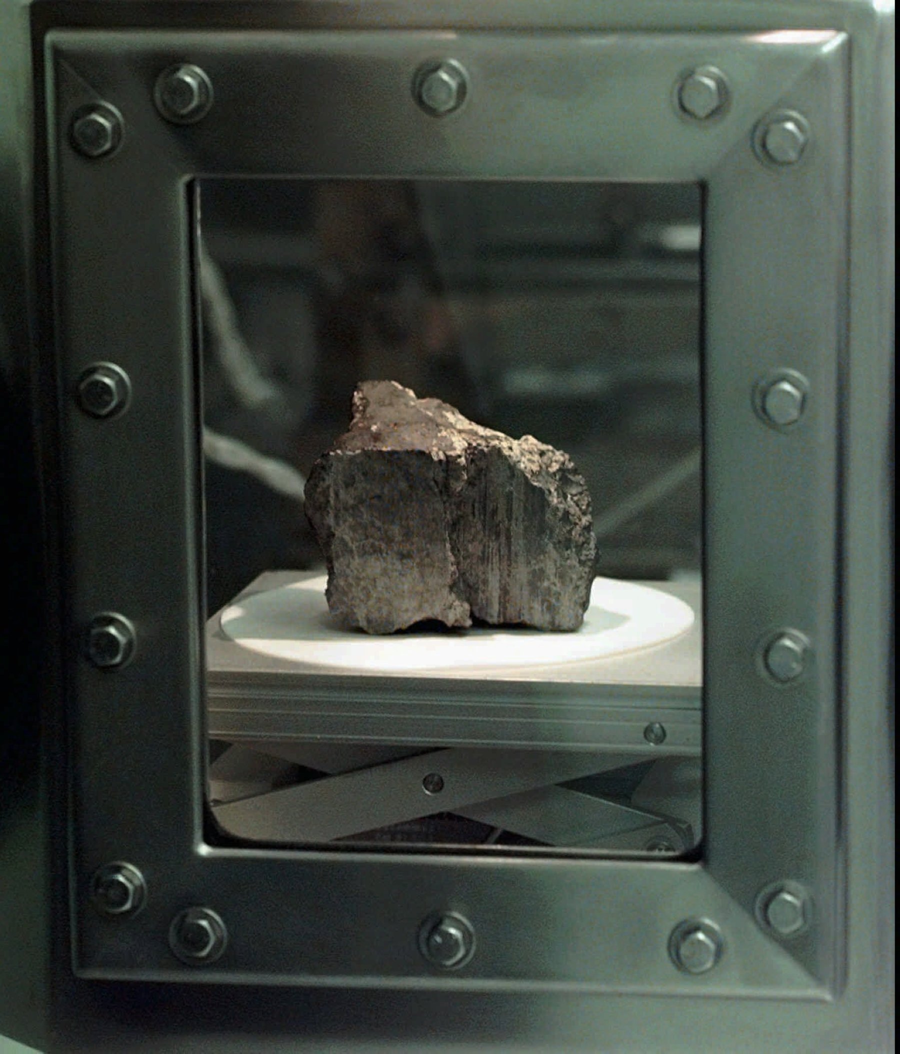 Meteorit berlabel ALH84001 berada di sebuah ruangan di laboratorium Johnson Space Center di Houston, 7 Agustus 1996. (AP Photo/David J. Phillip)