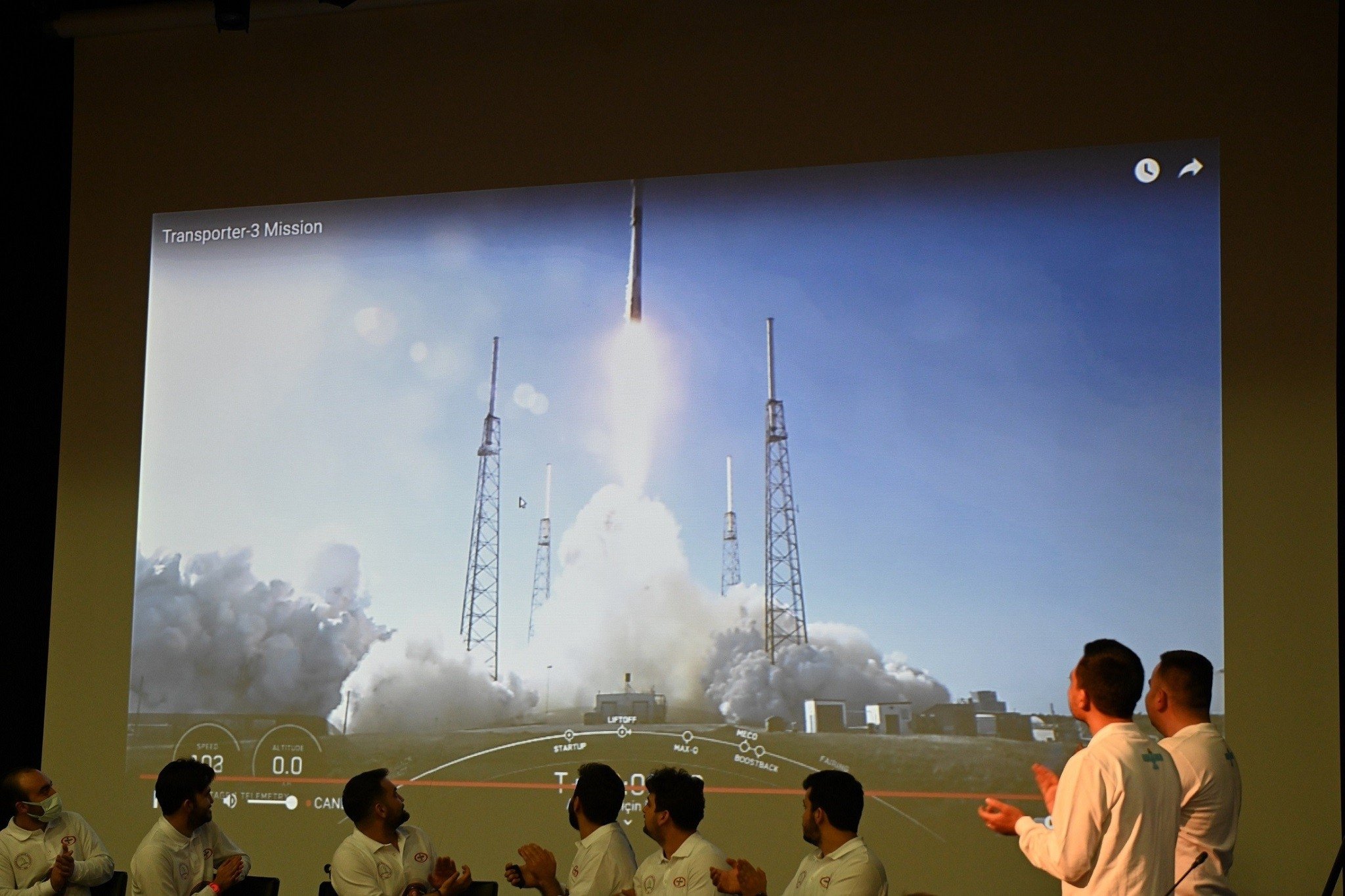 Siswa di provinsi utara Zonguldak menyaksikan satelit mini pertama Turki Grizu-263A diluncurkan pada roket Falcon 9 SpaceX dari Cape Canaveral, Florida, AS, 13 Januari 2022. (Foto IHA)