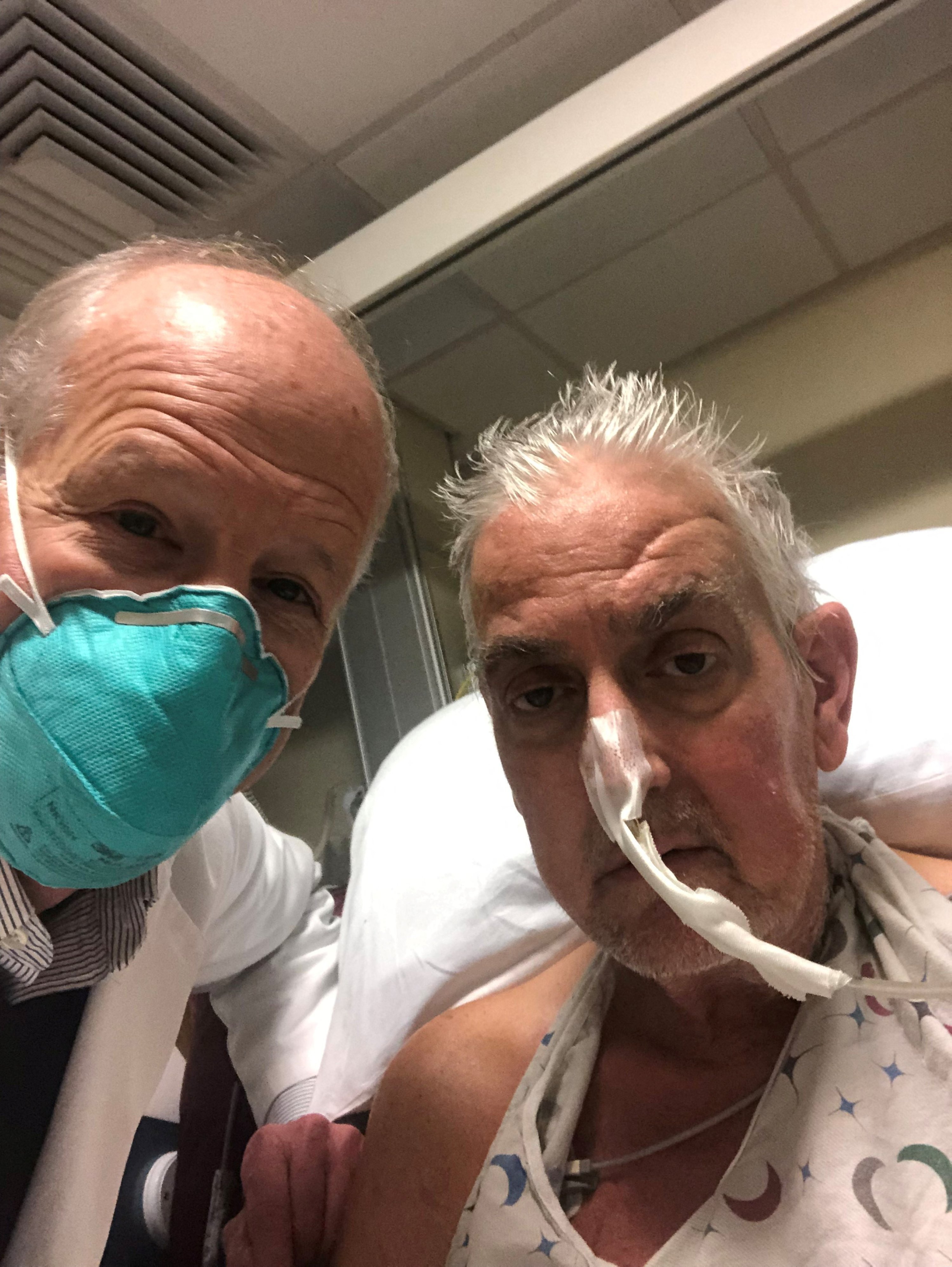 David Bennett (kanan) berpose dengan ahli bedah Bartley P. Griffith, MD sebelum ia menerima transplantasi yang sukses di University of Maryland Medical Center di Baltimore, Maryland, AS (UMSOM via Reuters)