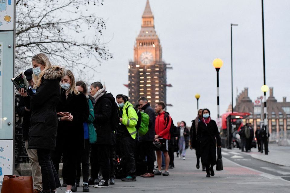 People queue at Westminster Bridge to receive COVID-19 vaccine and booster doses, as the spread of the coronavirus continues, at a walk-in vaccination center at Saint Thomas&#039; Hospital in London, Britain, Dec. 14, 2021. (Reuters Photo)