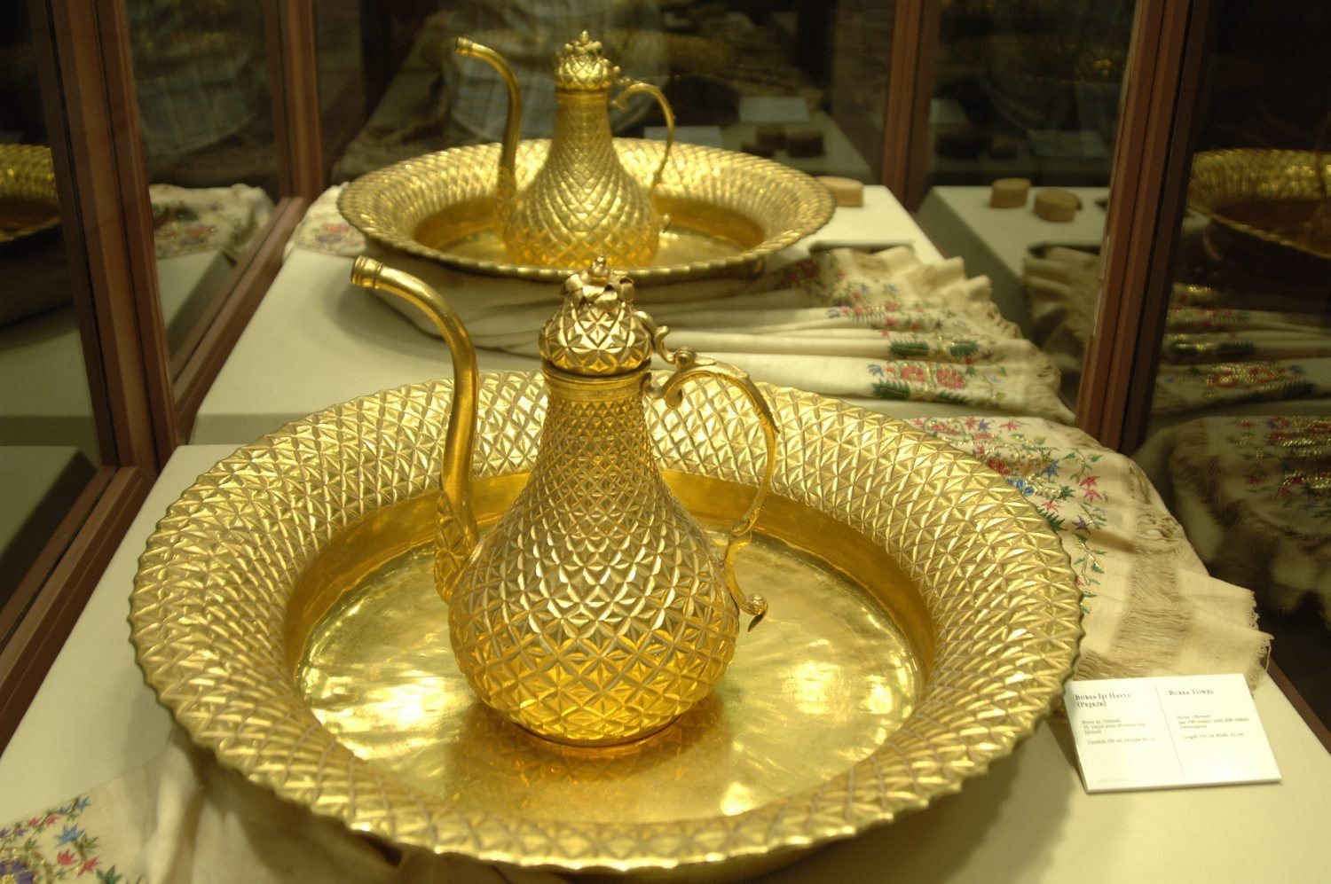 A photo of an Ottoman tombac ibrik (container with a spout) from the Museum of Turkish and Islamic Arts, Istanbul. (Photo by Ali Şahin) 