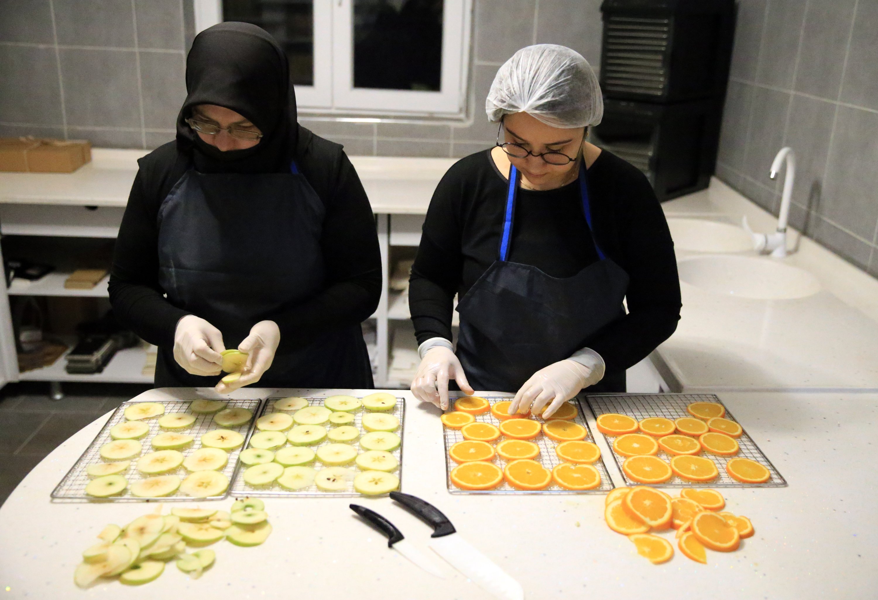 Merve Anıl dan seorang karyawan mengerjakan produk mereka, Uşak, Turki, 12 Januari 2022. (AA Photo) 