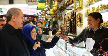 President Recep Tayyip Erdoğan and first lady Emine Erdoğan shop for traditional Colombian products in the local gift shops of Bogota during the president's first official visit to the South American continent, Oct. 2, 2015. (Turkish Presidency)