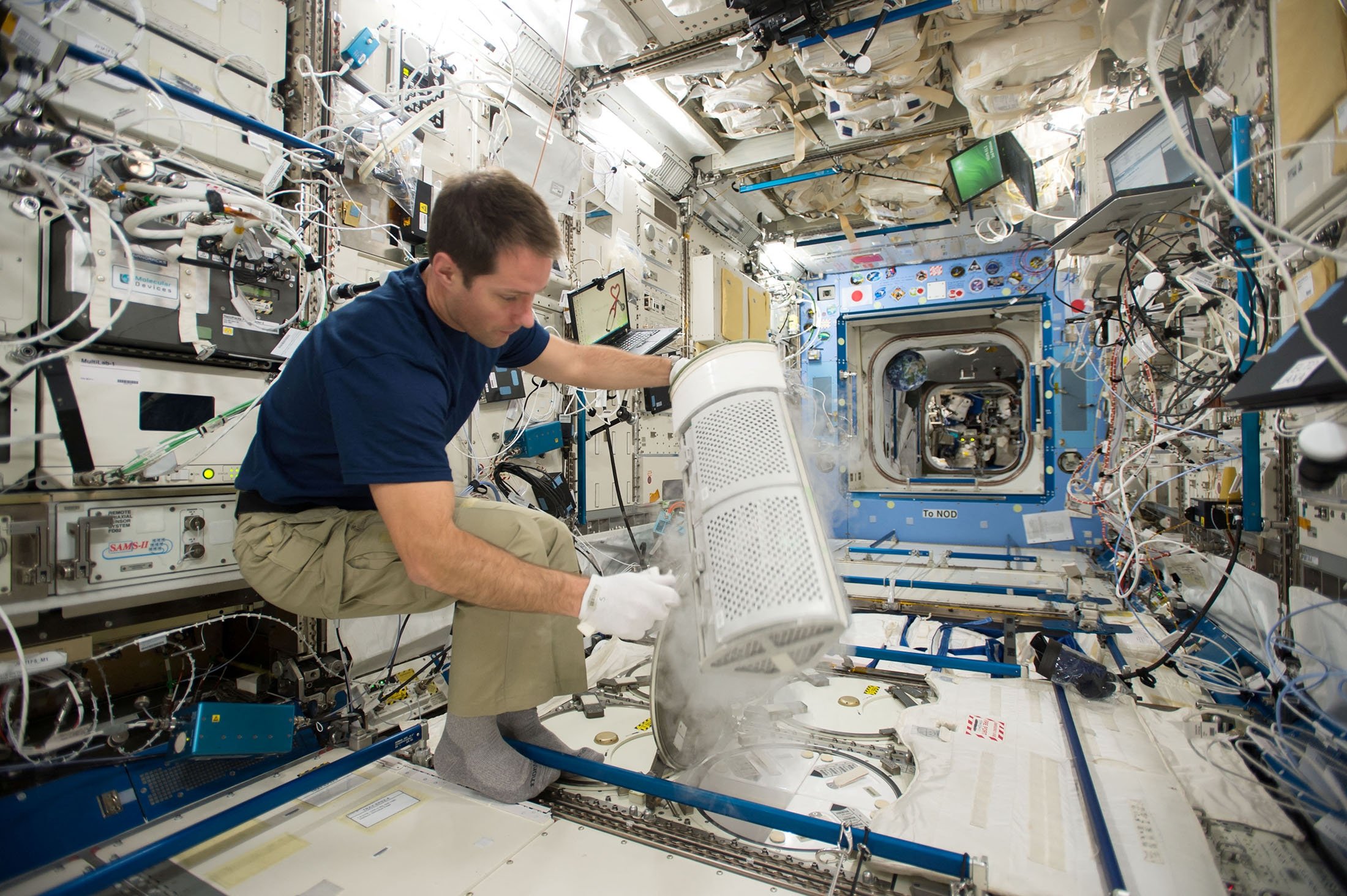 Astronot Thomas Pesquet memasukkan sampel darah ke dalam Freezer Laboratorium Minus Eighty-Degree di Stasiun Luar Angkasa Internasional, seperti yang dapat dilihat dalam foto selebaran tak bertanggal ini.  (NASA via Reuters)