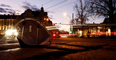 A FFP2 mask is seen on a street while cars pass by as Austria's Government imposes new coronavirus measures requiring people to wear masks outdoors when in crowd, in Vienna, Austria, Jan. 6, 2022. (Reuters Photo)
