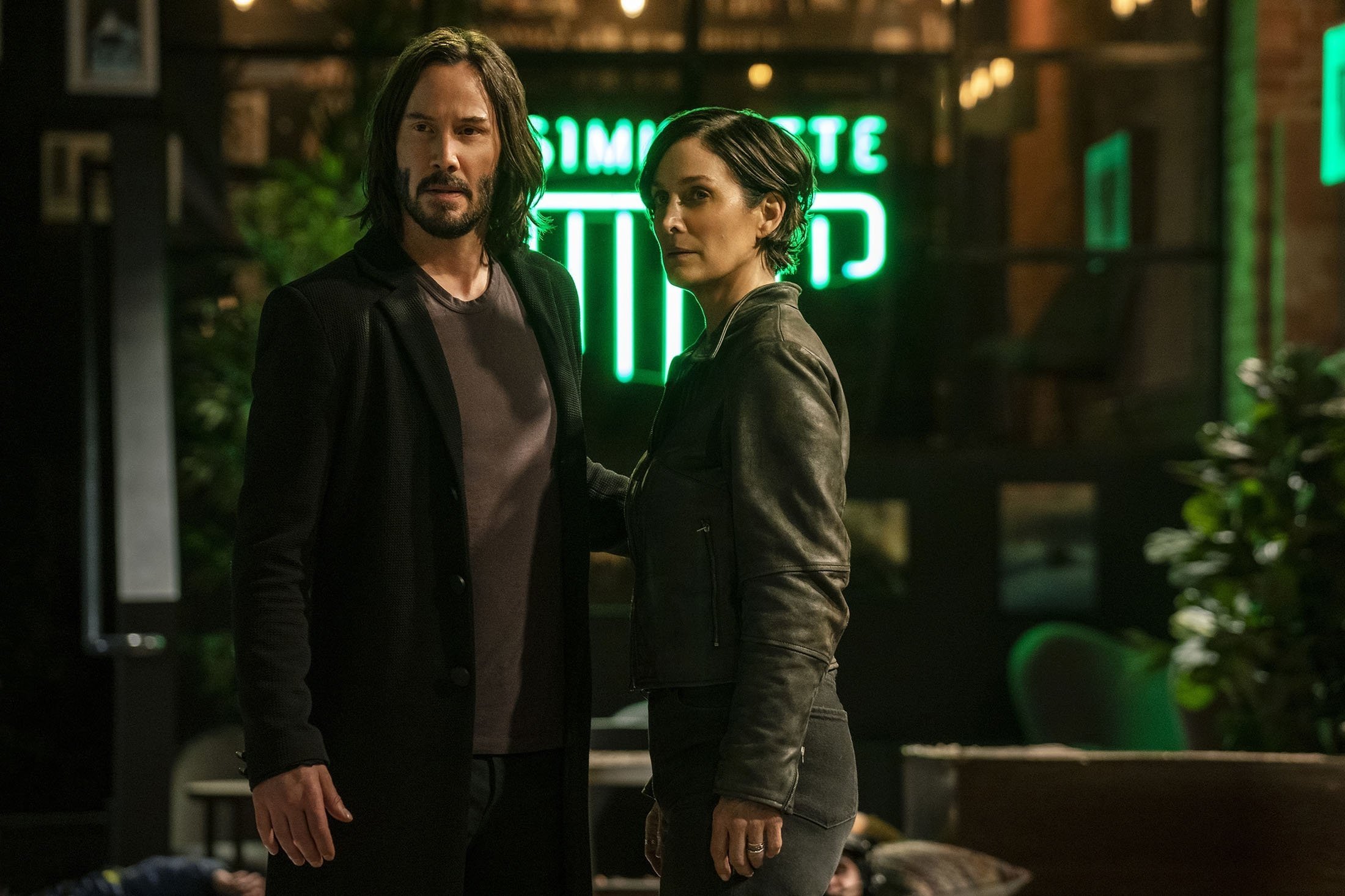 Keanu Reeves (kiri) dan Carrie-Anne Moss, dalam sebuah adegan dari film 