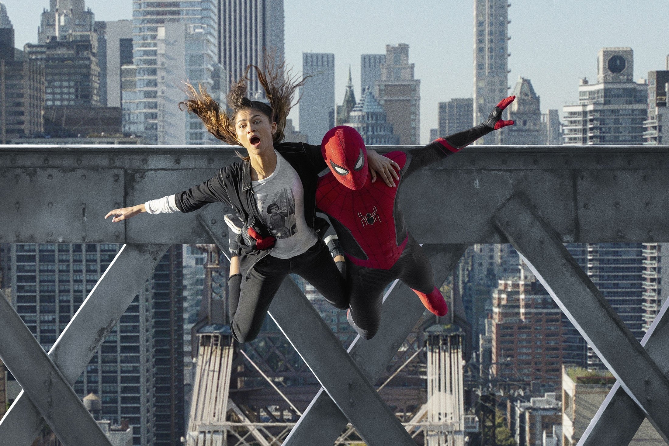 Zendaya (kiri) dan Tom Holland dalam sebuah adegan dari film “Spider-Man: No Way Home.”  (Gambar Sony melalui AP)