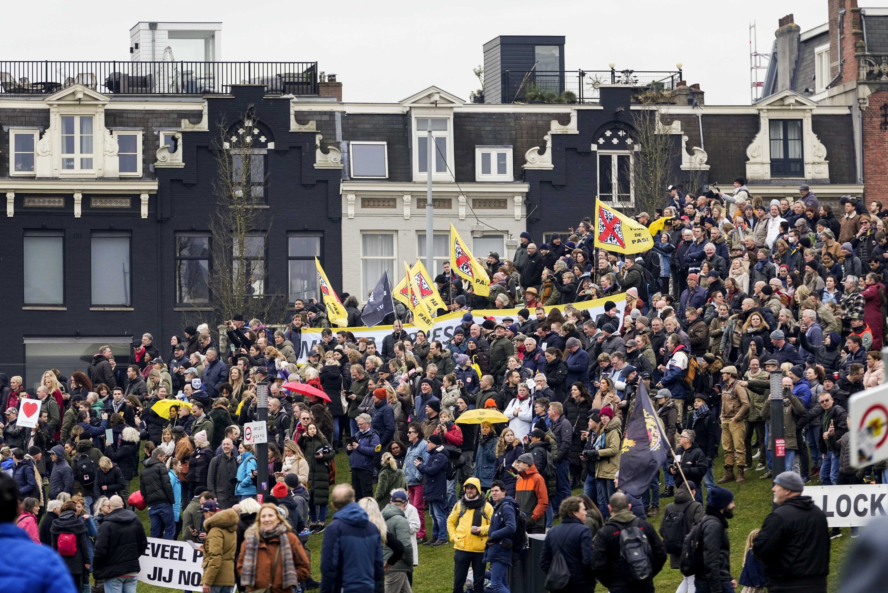 Thousands take to streets to protest Dutch COVID-19 policies | Daily Sabah