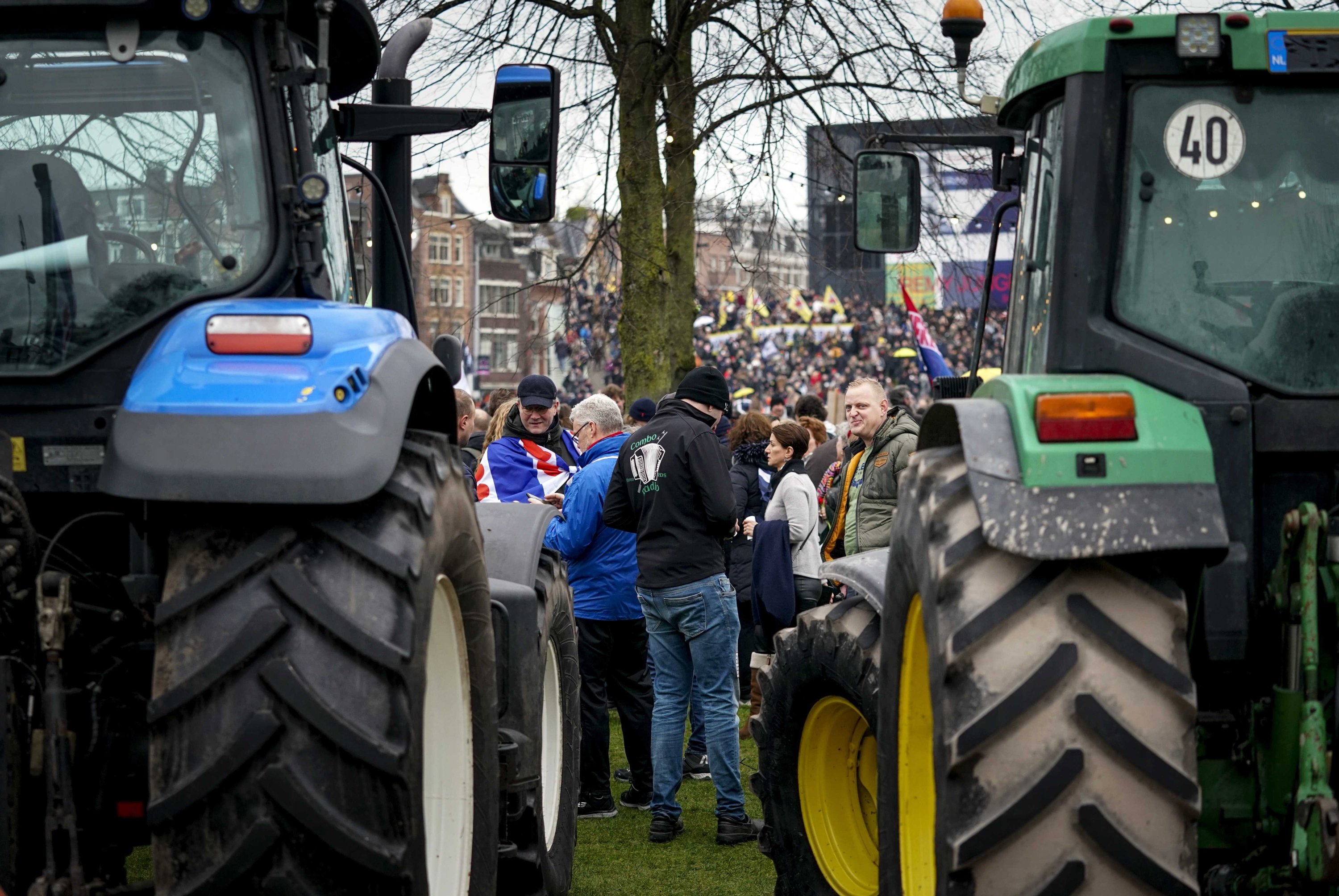 Para pengunjuk rasa dengan traktor di Museumplein selama aksi 'peringatan pertempuran kopi' yang diselenggarakan oleh kelompok aktivis Belanda yang disebut 'Belanda dalam Perlawanan' (Nederland in Verzet) di Amsterdam, Belanda, 16 Januari 2022. (EPA Photo)
