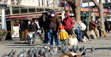 A view of people with and without face masks in Ortaköy, in Istanbul, Turkey, Jan. 15, 2022. (DHA PHOTO)