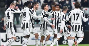 Juventus’ Paulo Dybala (C) celebrates with teammates after scoring a goal in a Serie A match against Udinese in Turin, Italy, Jan. 15, 2022. (EPA Photo)