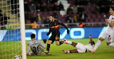 Atakaş Hatayspor's Abdullah Yiğiter (31) and Galatasaray's Emre Kılınç play in Turkish Süper Lig game, Antakya, Turkey, Jan. 16, 2022. (AA Photo)